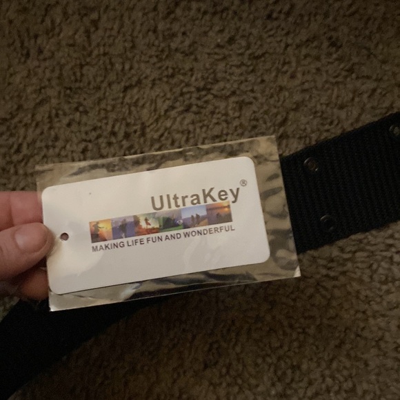 Black Dollskill adjustable belt. 3 tooth click belt. New with tags. - Picture 6 of 7